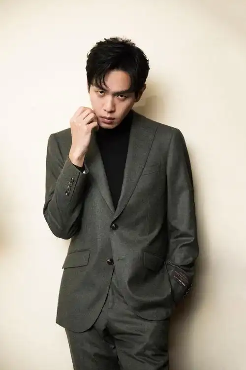 张若昀深灰色西装帅气写真图片89
