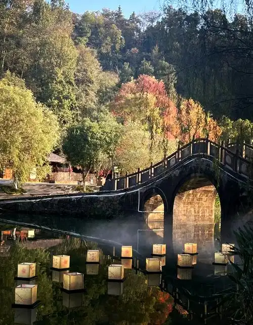 推荐你一条2天1晚的旅游线路: day1:探访桃花山,感受大自然的壮美