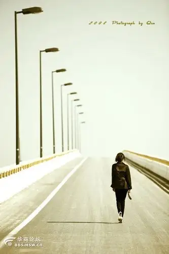 红尘陌上,只能独自行走. 那是属于一个人的,天长地久. 那是属于一鲻