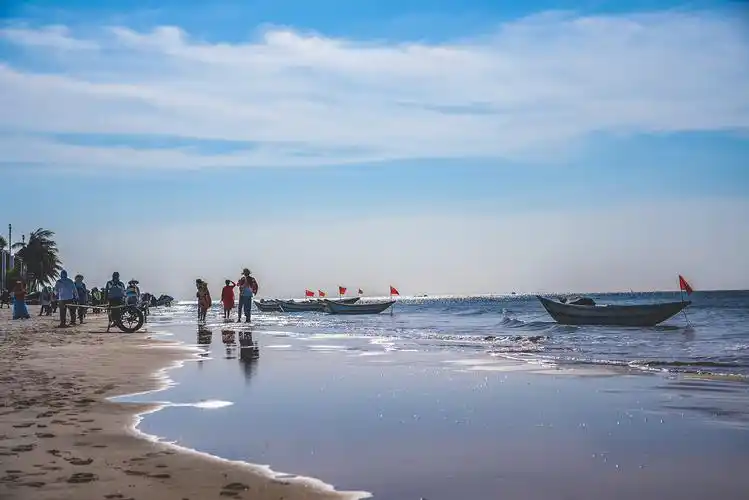 小男孩在海滩玩耍