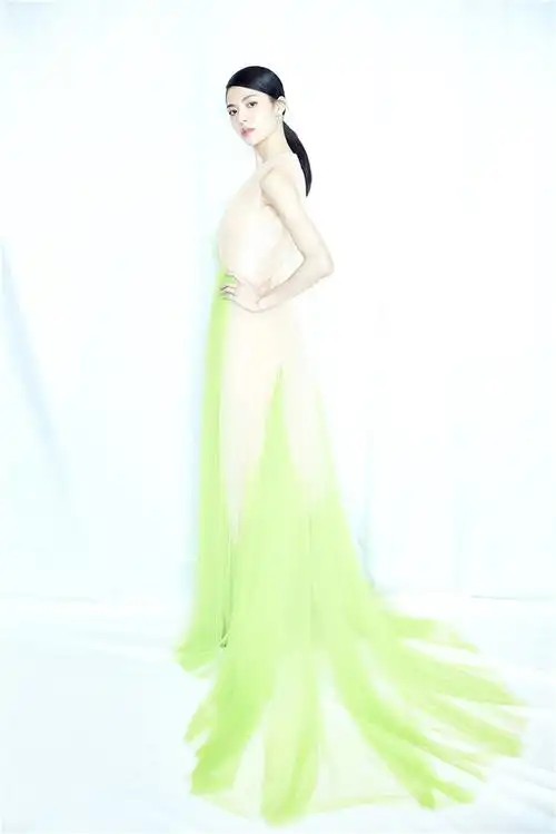 钟楚曦一袭绿裙惊艳写真