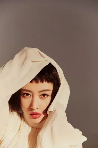 张天爱短发配红唇 眼神魅惑诠释别样干练性感