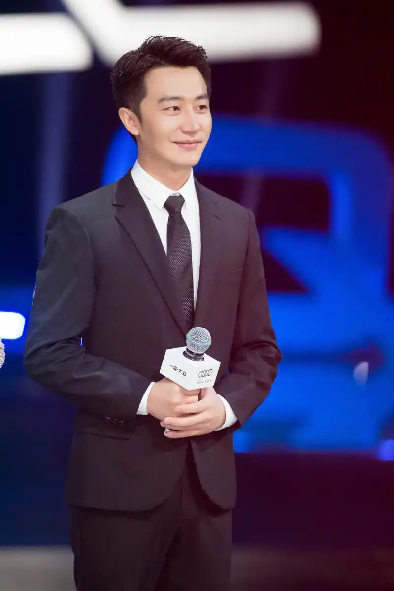 黄轩图片 黄轩奥迪全新q5l帅气活动照图片