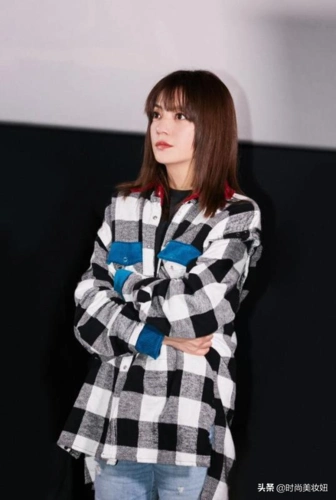 齐肩短发搭配空气刘海让赵薇看起来年轻了不少.