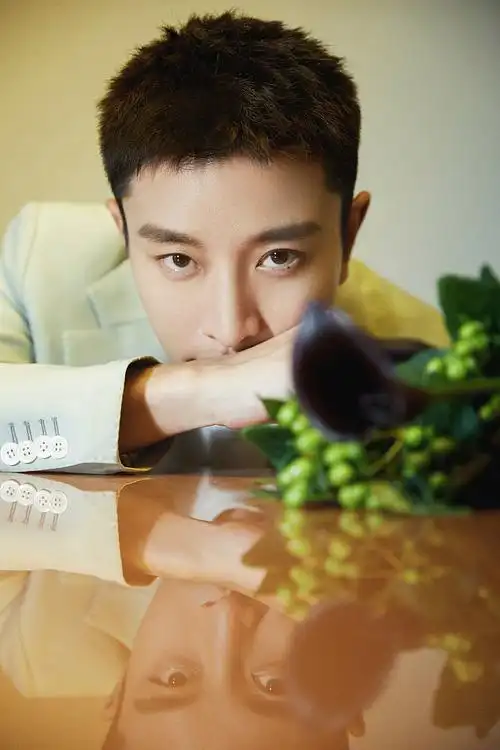 1/9近日,贾乃亮出席某公益盛典,贾乃亮获2021年度公益杰出人物奖,他穿