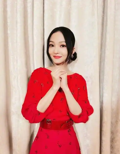 原创张韶涵再登春晚惊艳献唱一身中国红礼裙喜气洋洋迎新年