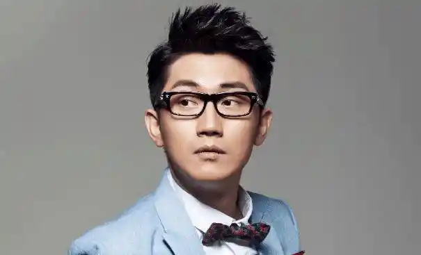 从小喜欢唱歌的金志文,通过自己的努力,家庭事业都特别成功