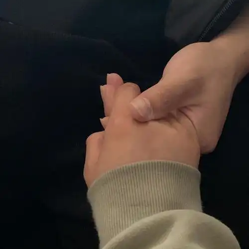 情侣牵手照小手一牵岁岁年年