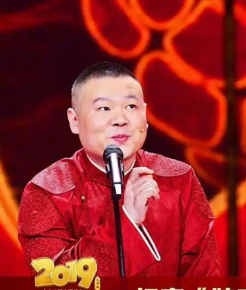 岳云鹏小岳岳春晚舞台笑场也就这次笑场不用罚款且效果贼好