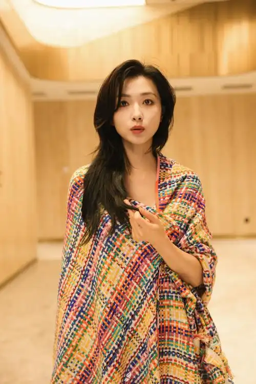 万茜超话999969♀15#万茜站姐拍的万茜#    姐说头发是真的