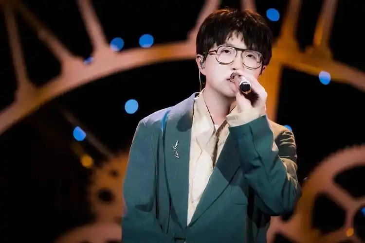 毛不易唱 央视河南重阳晚会双台金曲接力展《石矛情歌》魅力十足