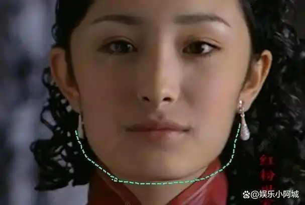 观察郭襄和小倩时期的杨幂,她的脸型依然是国字脸,显得大方,下颌线较