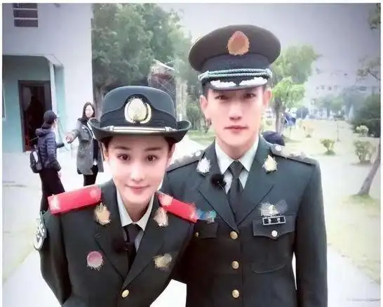 张馨予与老公甜蜜出游,何捷掌镜给老婆拍美照,夫妻低调的秀恩爱