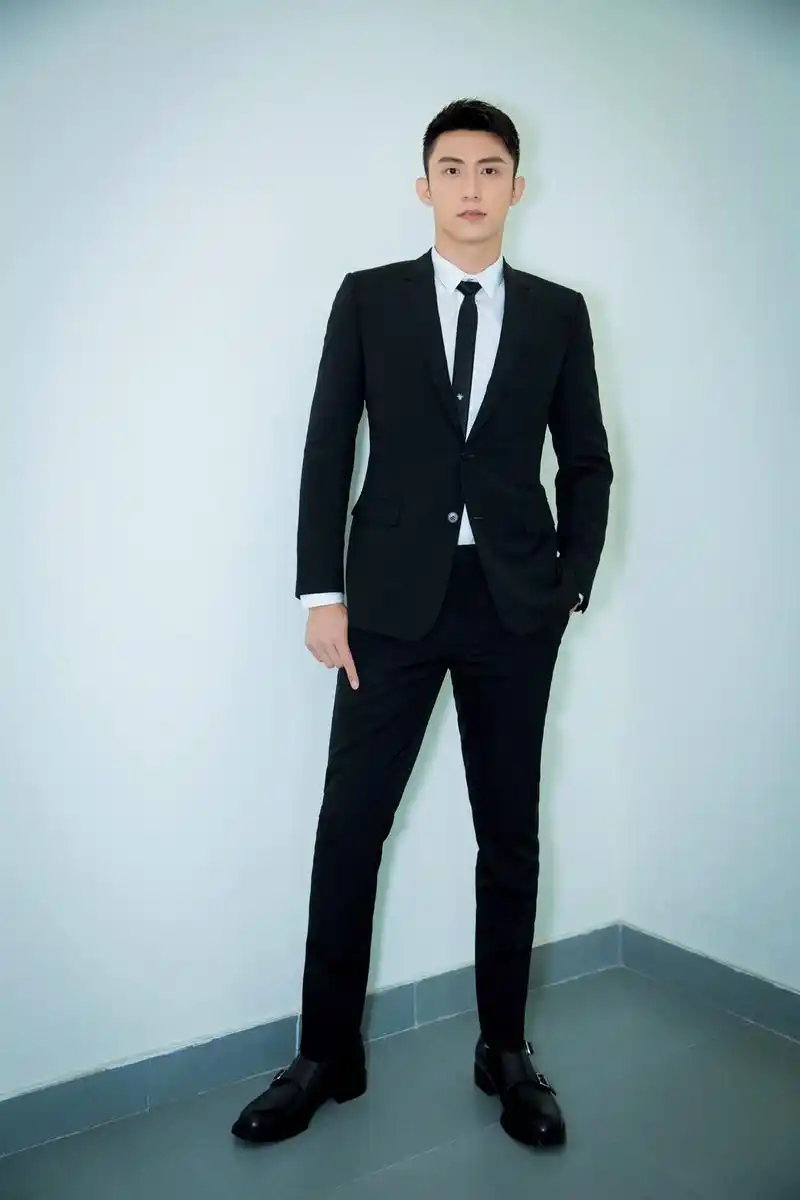 黄景瑜黑色西装亮相北京国际电影节红毯真的超帅的
