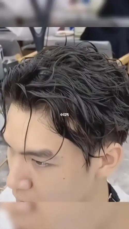 男生烫发推荐日系羊毛卷凌乱又自然 | 男生发型推荐 | 羊毛卷 | 上海