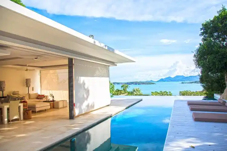 海边别墅,又被成为海景别墅,是建设在大海边上的别墅户型,相比于传统