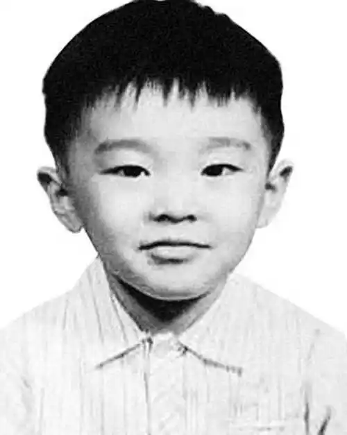 那时的周星驰个子很矮,座位在前排.