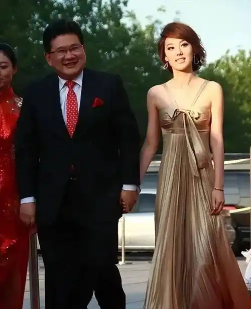 美女主持人王冠两次从电视消失与曹可凡传绯闻39岁仍单身