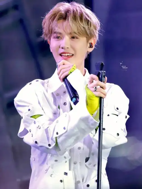 哈哈哈哈昊哥这舞台绝了,这是把应援色穿身上了吗#黄明昊重庆欢乐谷