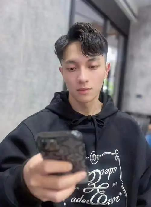 男生除了留"前刺"发型,还可以剪这3款潮流发型,很阳光帅气