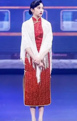 张雪迎和关晓彤都是22岁,同穿复古旗袍,却是姨太太和大小姐差距