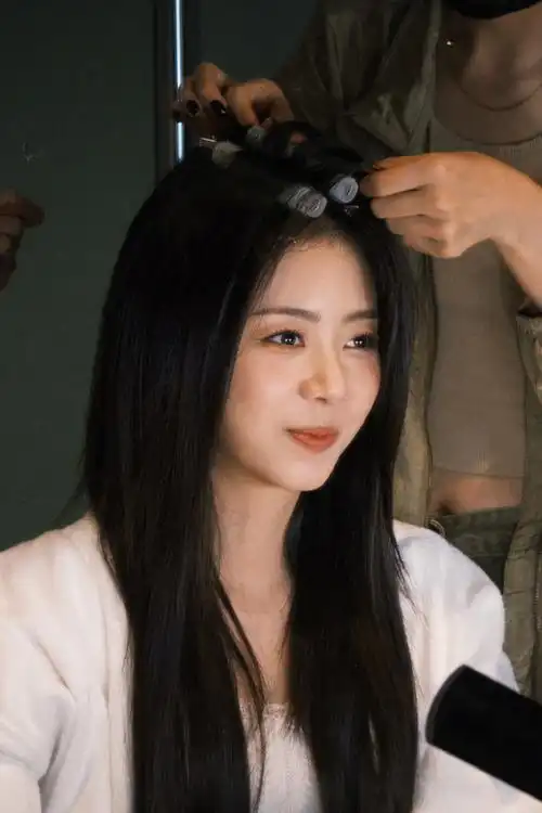 掉落一组昨日的幕后记录93两小姐@谭松韵seven向大家say晚安啦