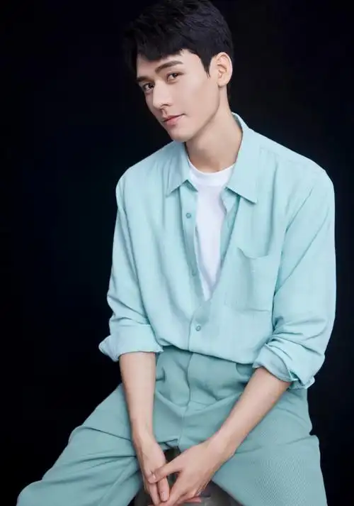 龚俊叠椅坐走红网络身高不足一米八做不到肖战看了都羡慕