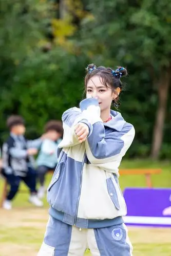 小巨人运动会许佳琪紧身上衣叠穿篮球服精通80后游戏惊呆众人