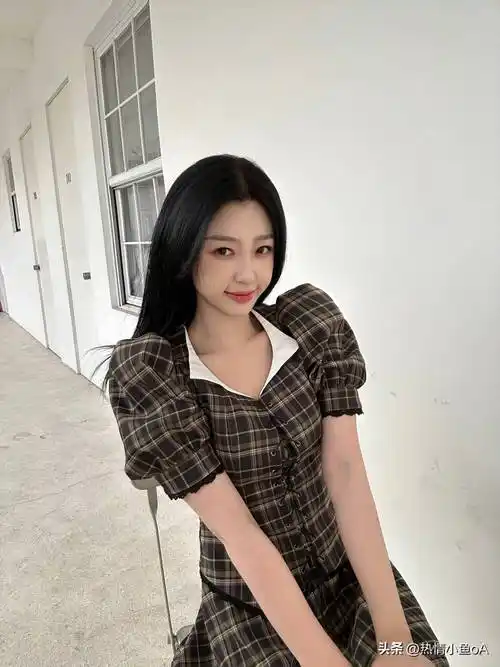 虞书欣身穿格子裙,简约又会穿黑白衣服,尽显精神美_造型_魅力_衣着