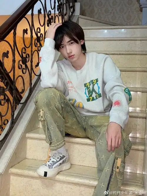 宋亚轩头发长长了