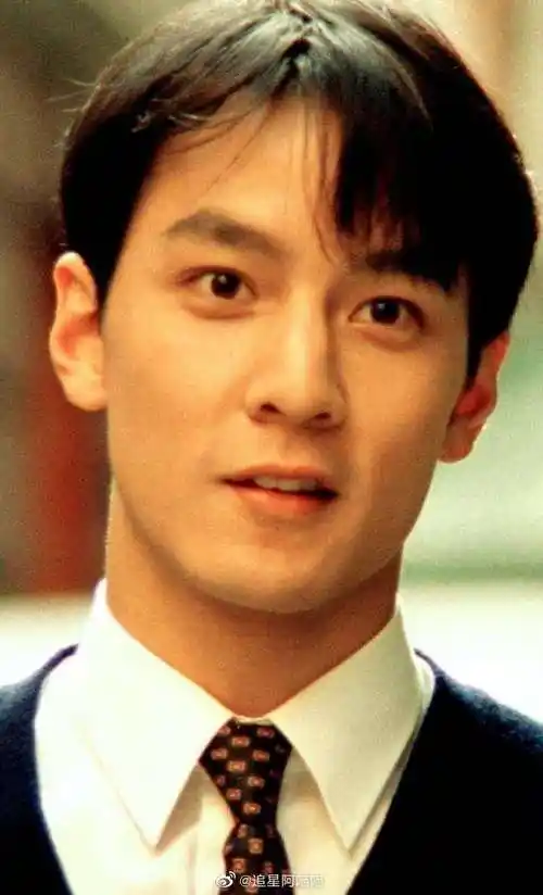 照片中标注的是2005年,哇,已经是16年前的照片啦,但是吴彦祖的帅气