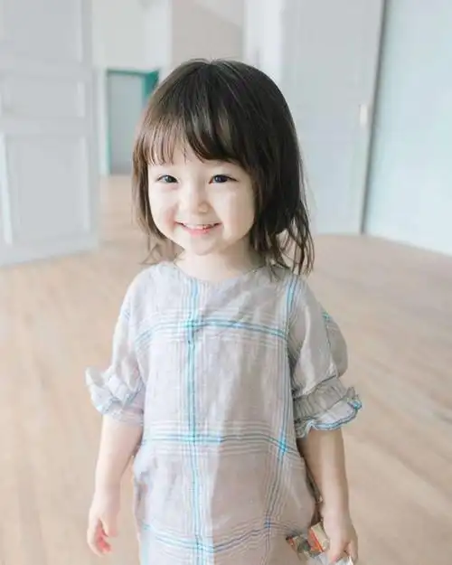 个性古灵精怪的小豆子,装可爱,卖萌更是她的强项,面对镜头一点也不