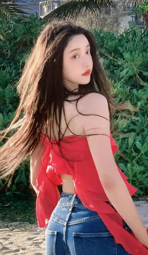 姜贞羽玫红抹胸随性写真_红色_美得_度假