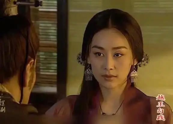 周扬有着动人的脸庞和高挑的身材,完美地诠释了西施这一角色.