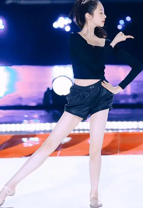 张艺凡身高175,录制《快本》站何炅身边,脚上穿的鞋子尽显情商_帆布鞋