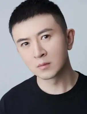 郭家铭,中国内地男演员兼歌手,华谊兄弟旗下演员,身高182cm(65kg)