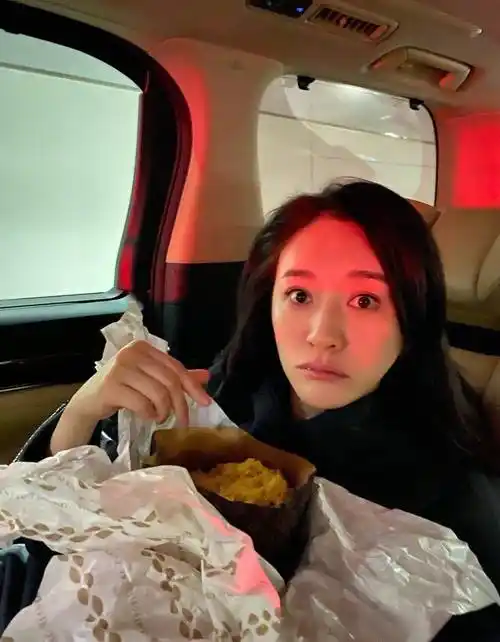 李小冉晒杀青照,40多岁确实不显老,就是素颜脖颈纹很明显!