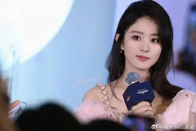 赵丽颖粉色单肩纱裙