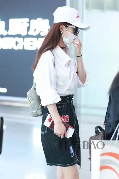 赵丽颖2017年6月21日北京机场街拍:从帽子到裙子都在强调"美少女"!