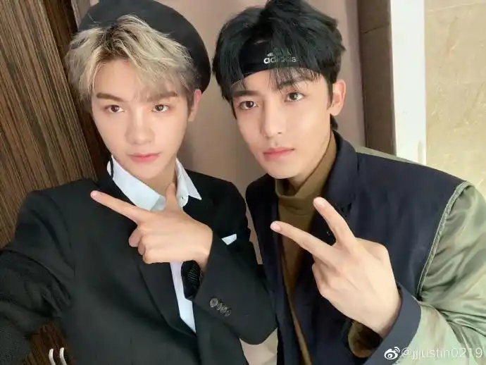 昨日,黄明昊在微博上晒出和侯明昊的自拍合照,并配文称:"黄明昊戴上了