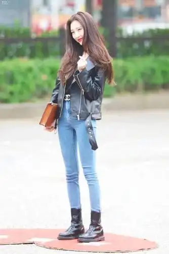 马丁靴配上牛仔裤李宣美的大腿和小腿居然一样细