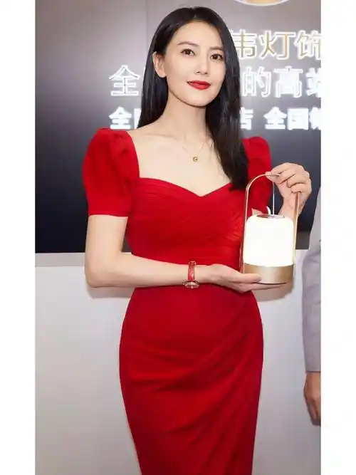 高圆圆真空穿露肩白色连衣裙,u型领口开到胃中间,性感又迷人_时尚