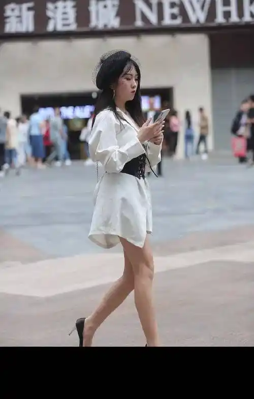 原创美女脚上搭配上一双银色的高跟鞋十分的气质经典时尚又有魅力