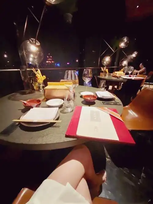 初次约会就餐,女方点餐上万元,如果是你,你会现场逃单吗?