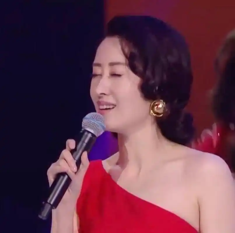 哈哈哈,刘敏涛《红色高跟鞋》这陶醉的表情太有意思了