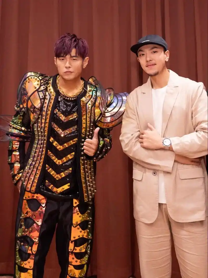 你怎么知道我跟周杰伦合影啦.#周杰伦 #周杰伦巡演杭州站嗨翻 - 抖音