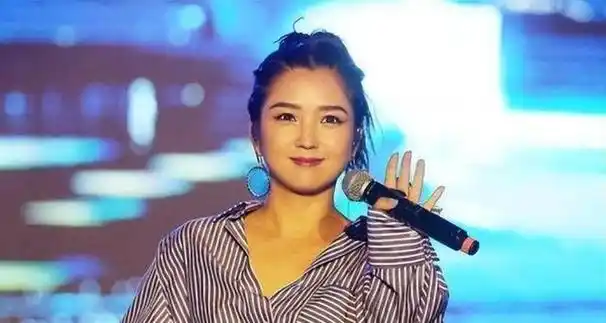 释小龙妻子亮相,身材丰满长相貌美引关注,与释小龙低调生活幸福