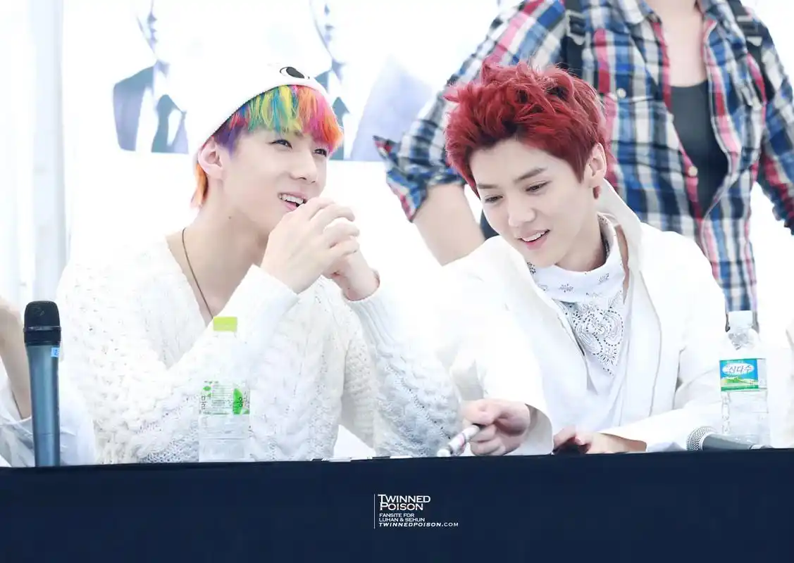 鹿晗今晚的演唱会染的发色是彩虹头呀!和世勋同款的 - 抖音