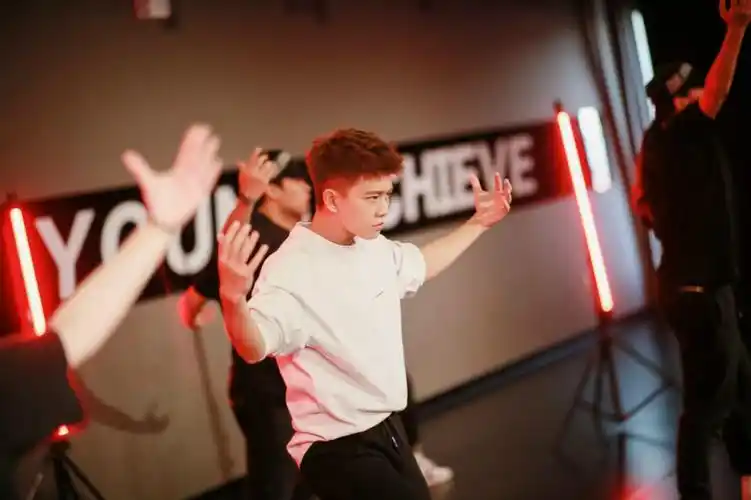 任嘉伦第二支个人单曲《浮云》舞蹈练习室版上线炫酷舞步高能来袭