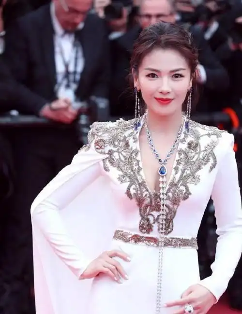 40岁刘涛身穿白色深v开叉裙走戛纳红毯,女王范十足,美的很高级